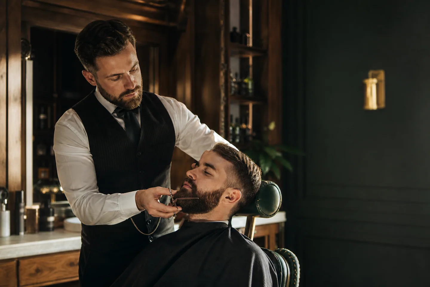 Barber formt in einem modernen Barbershop professionell einen Bart