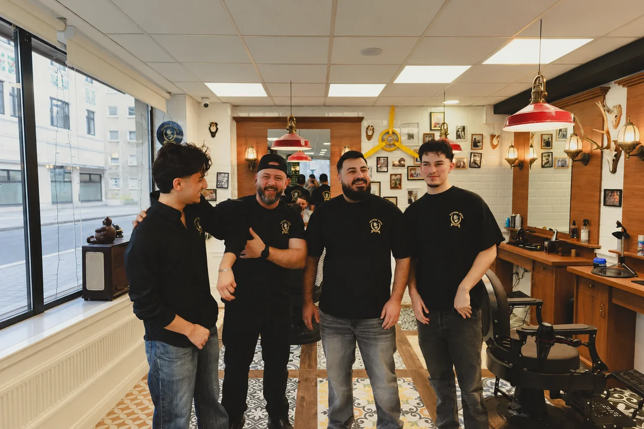Das Team von Just Men 5 im Barbershop