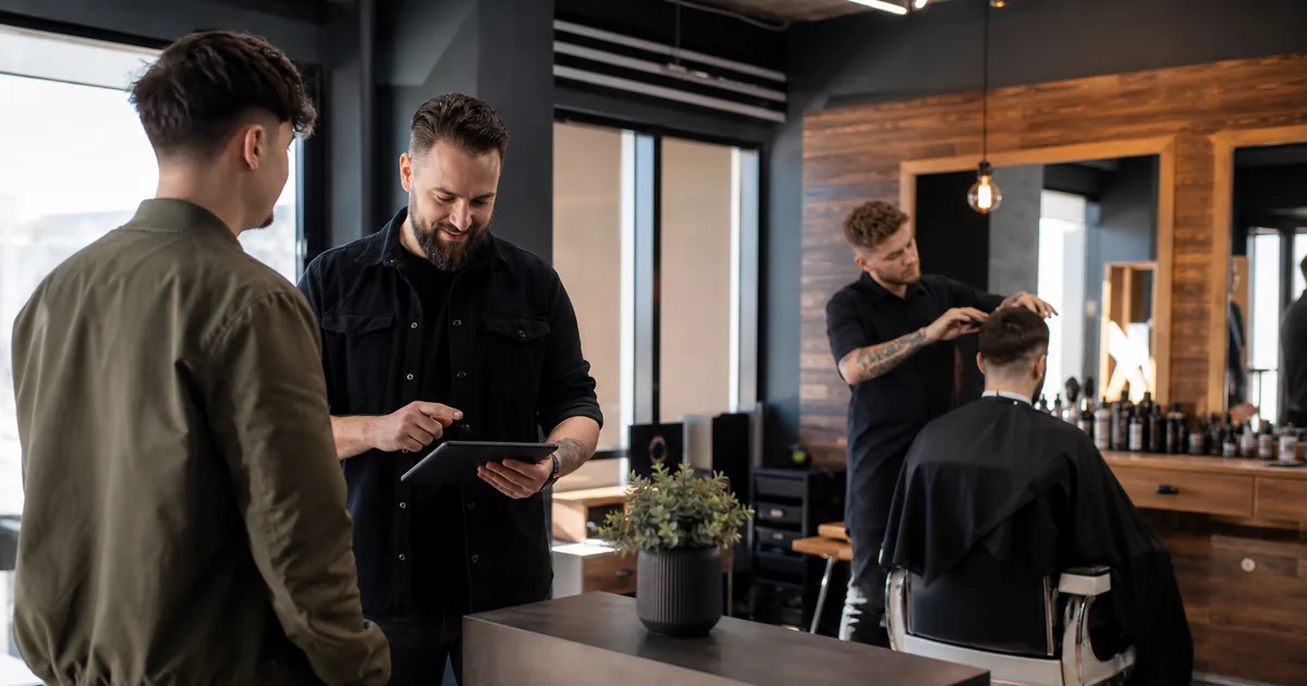 Barbershop koordiniert einen Walk-in am Empfang mit einem laufenden gebuchten Termin